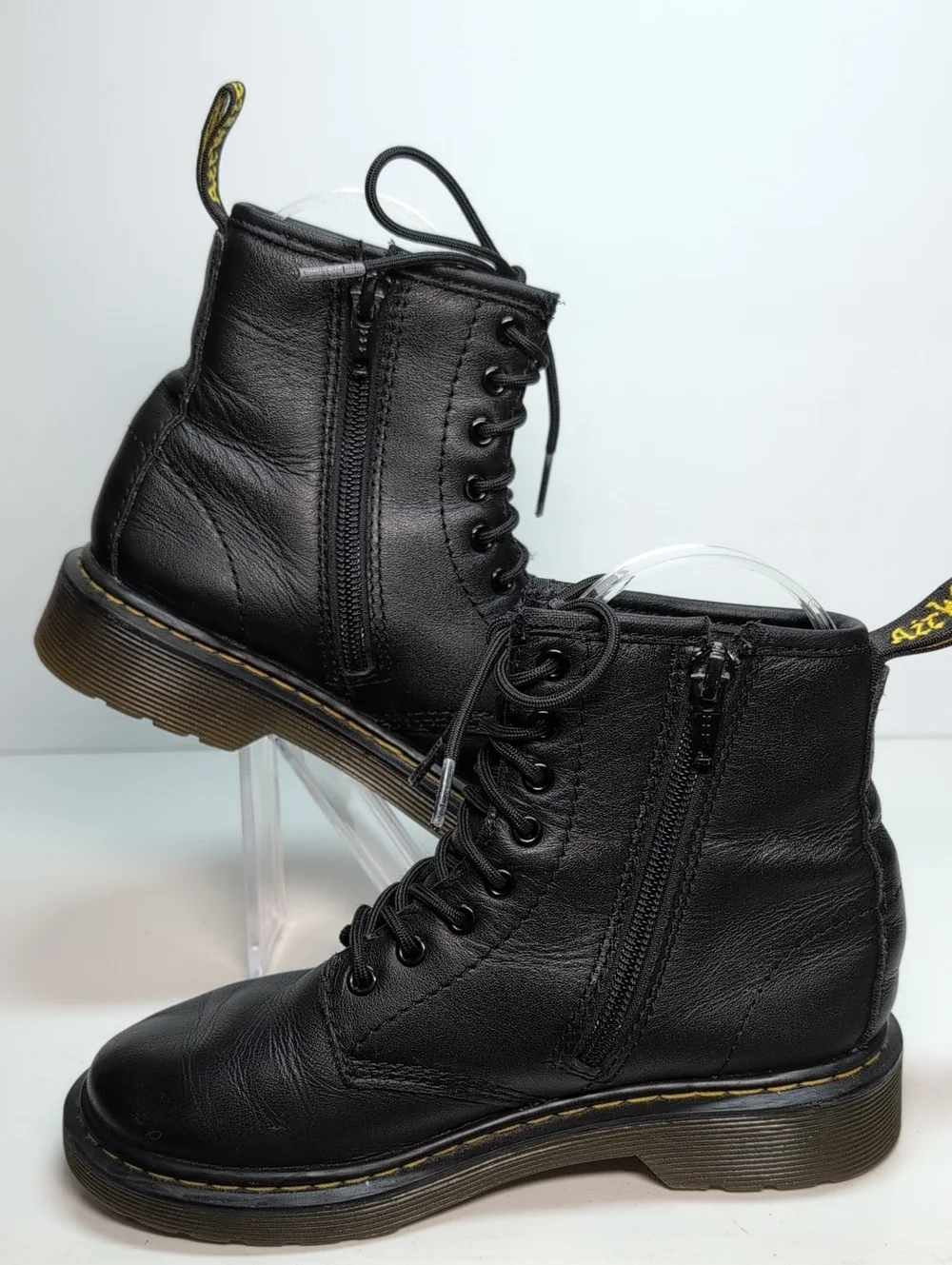Dr Martens Delaney Airwair combat boot. Little girl or boy size 1 EU 32